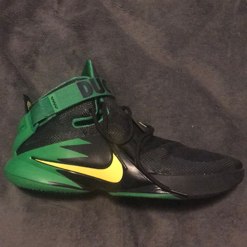 Lebron Soldiers Oregon Ducks